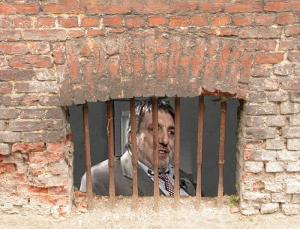 Maurischat hinter Gittern im Mauerwerk