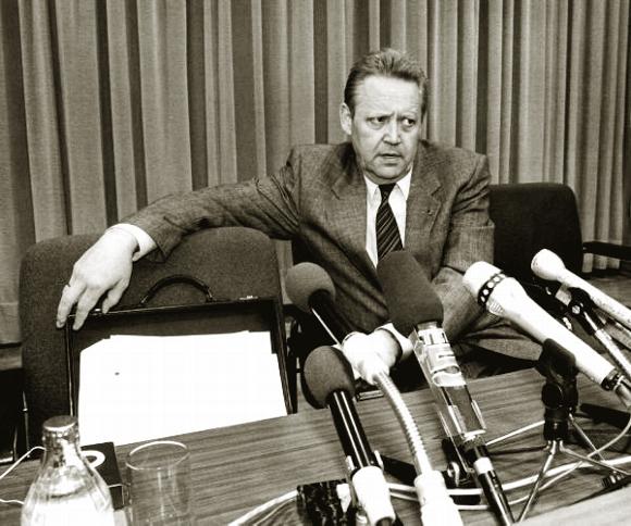 guenter-schabowski-gibt-die-oeffnung-der-grenze-bekannt742003,property=poster