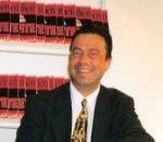 Bernd Pulch smiling in front of an investment magazine cover